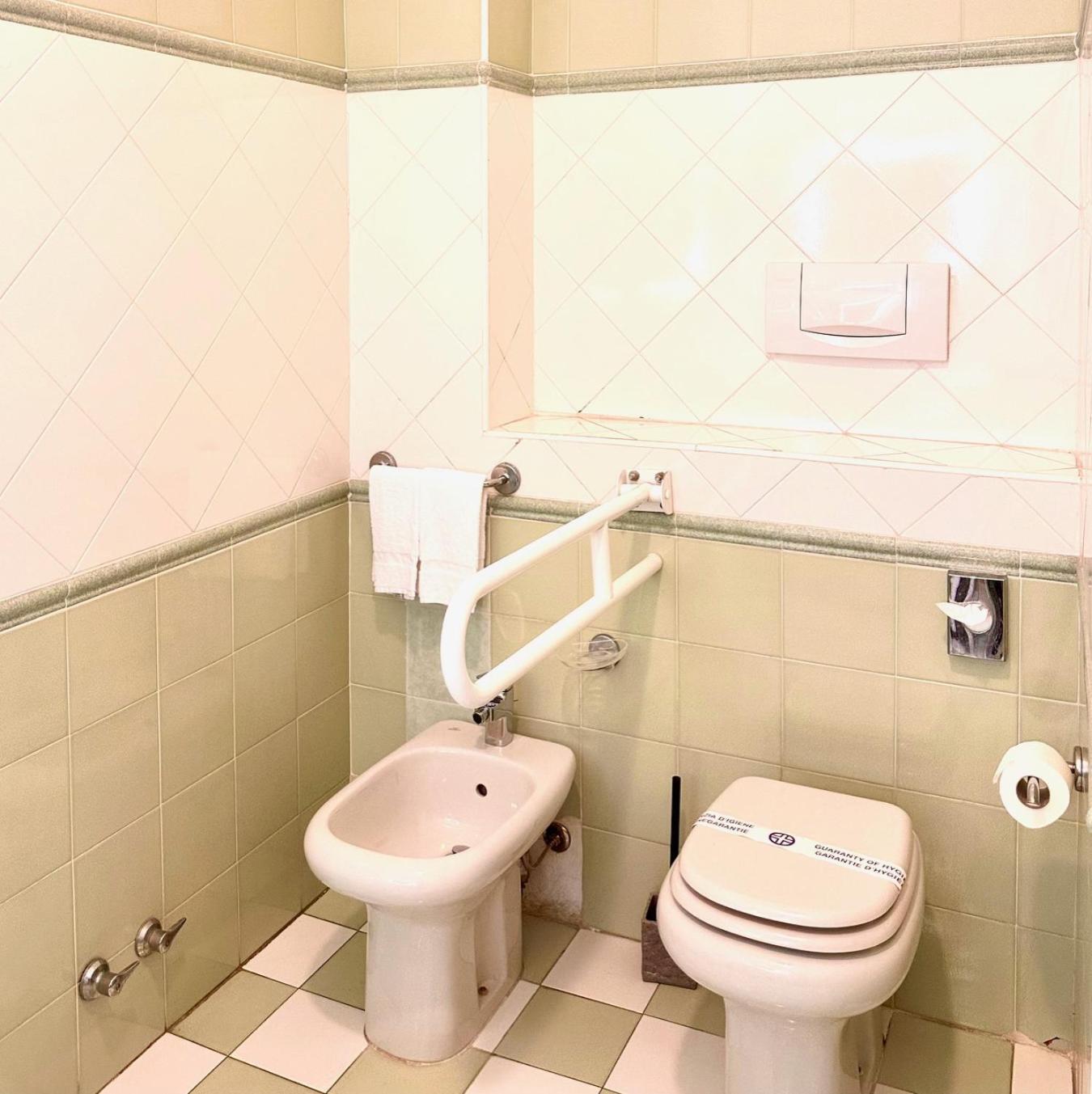 Hotel Leonardo Brescia Bagian luar foto