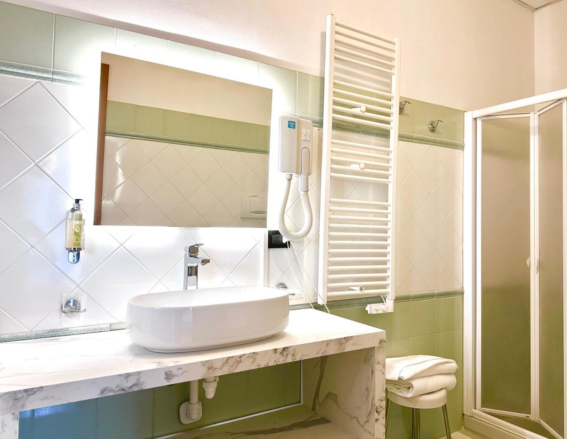 Hotel Leonardo Brescia Bagian luar foto