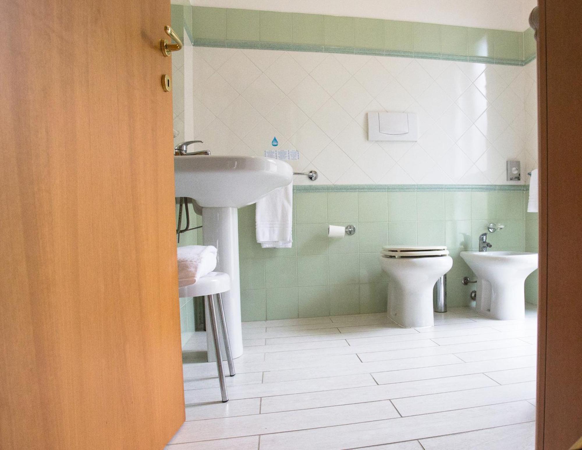 Hotel Leonardo Brescia Bagian luar foto